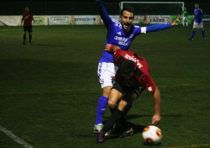 Dani Gómez presiona a un jugador del Formentera en una acción del partido.