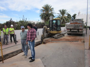 El concejal de Obras, Rafa Tur, en su visita a los trabajos. 