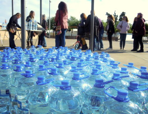 Los vecinos de Sant Jordi han llegado a repartir agua potable en el pueblo como señal de protesta