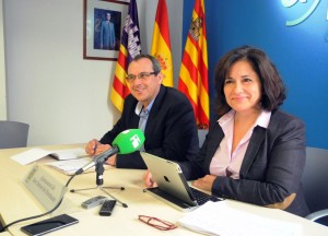 Pepita Gutiérrez, alcaldesa de Sant Antoni, y Vicent Ribas, concejal d'Hisenda, durante la presentación de los presupuestos.