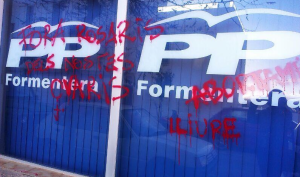 En la imagen, la fachada de la sede del PP de Formentera cubierta de pintadas. Foto: @rfcolmenero77