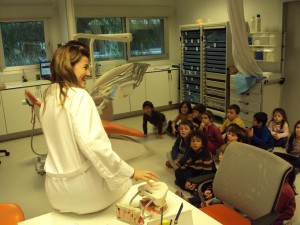 Los pequeños han visitado las instalaciones del Hospital de Formentera y han escuchado con atención las explicaciones de los facultativos. 