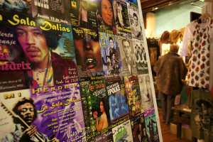 Carteles de las actuaciones musicales albergadas por la sala. Foto: Joan Costa