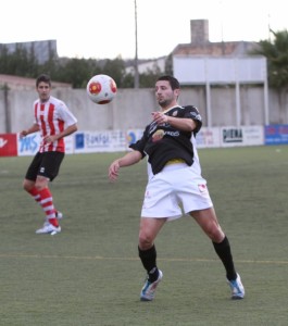 Salinas, que en la imagen controla el balón con el pecho, volvió a marcar para la Peña.