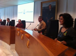 Bancada de l'oposició i, al fons, la taula amb elpresident del Consell iels vicepresidents. Foto: D.V.