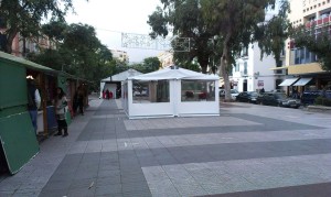 Una imagen del Paseo Vara de Rey con la carpa instalada por una de las terrazas.