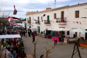 El mercadillo de Sant Joan ocupa sus calles cada domingo por la mañana desde octubre de 2012. 