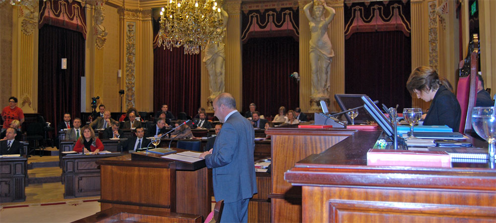 El vicepresident Antonio Gómez durant la seva intervenció al Parlament. Foto: Parlament Balear.