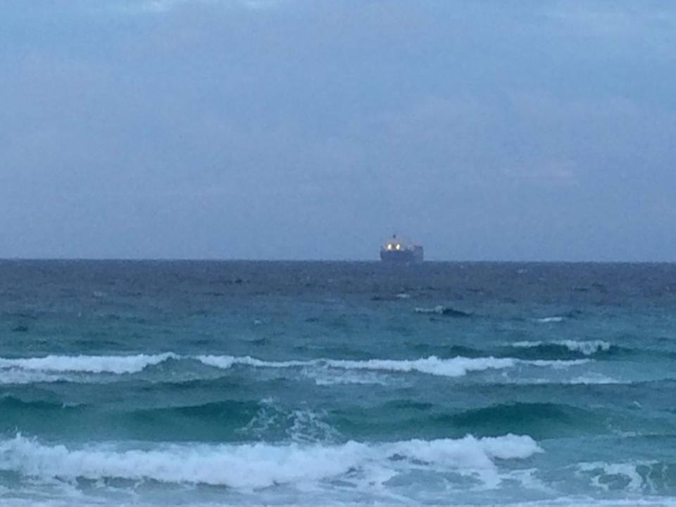 En la imagen, el petrolero que permanece fondeado a pocas millas de la costa de Formentera.  Foto:  Jaume Escandell Tur