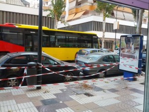 En un principio, este autobús ocupará el sábado el lugar de los coches, en cuya acera el ayuntamiento ha instaladodo ya los soportes de las marquesinas