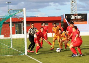 Una ocasión de gol en la portería de Balears, que finalmente perdió por 1-3 ante Valencia. Foto: Fútbol Balear