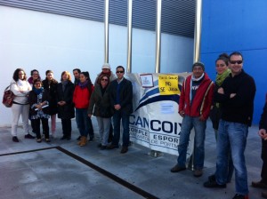 Los trabajadores de Can Coix posan delante del polideportivo. Foto: D.V.