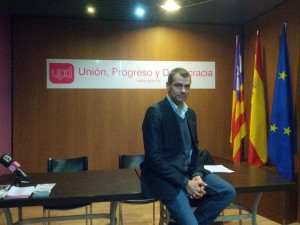 Plano de Cantó en la sede de UPyD recien estrenada con un invitado que se siente de la isla