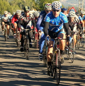 Ciclistas agrupados en un tramo de la prueba ciclista