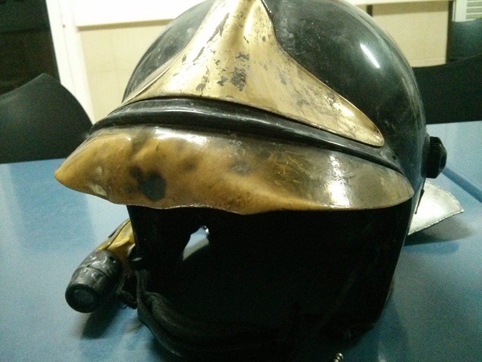 Este es el estado del casco de un bombero que intervino en la extinción del incendio declarado el lunes en una vivienda de la avenida España de Vila. Foto: Bruno Roig