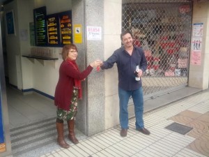 Mercedes mayans y uno de los empleados de la administración número tres celebran con cava el premio