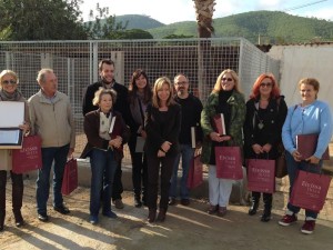 El ayuntamiento ha entregado una placa a los voluntarios del centro