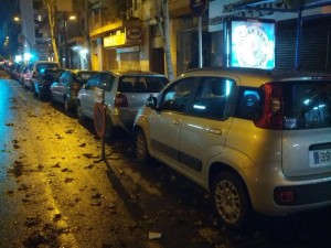 Coches en la parada a las siete y diez de la mañana