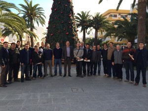 L'alcalde de Santa Eulària, Vicent Marí,, en el centre de la imatge, amb els representants dels clubs del municipi