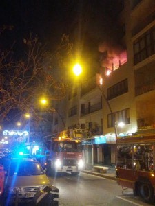 Imagen de las llamas saliendo del piso en avenida España