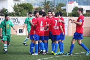 Los jugadores del Portmany celebran uno de los seis goles que sumaron este domingo ante el Luchador.