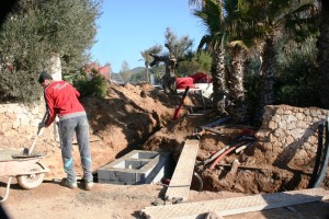 Uno de los obreros encargados de los trabajos de remodelación de sa Ferradura.