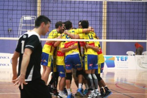 Los jugadores del conjunto ibicenco celebran la quinta victoria consecutiva. 