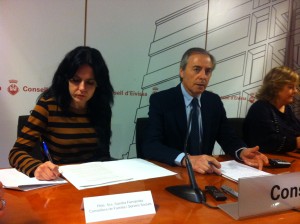 La consellera balear Sandra Fernandez, acompada del presidente del Consell d'Eivissa, Vicent Serra, durante la rueda de prensa. Foto: D.V.