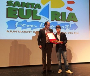 Ibai Gómez, mejor deportista de Santa Eulàrioa 2013, recibe el trofeo de manos de Vicent Marí.