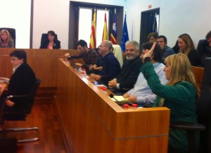 Momento en el que Marienna Sánchez-Jáuregui se abstiene en la votación del presupuesto. Foto: D.V.