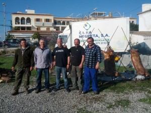 Miembros de la asociación del 'Ca Eivissenc, preparan cinco cerdos a la cruz cocinados a fuego de leña