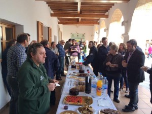 Com és tradicional, en finalitzar el darrer ple de l’any, també denominat 'ple de sa sobrassada', treballadors, polítics i vesins han participat en un aperitiu ofert a la porxada del Consistori per a brindar per les festes de Nadal.