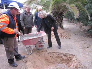 La alcaldesa de Sant Josep, Neus Marí, durante el acto de colocación de la primera piedra.