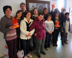 Els alumnes amb l’alcaldessa Pepita Gutiérrez i la regidora de Benestar Social, Maria Ramon.