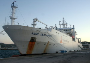 El barco encargado de reparar el cable, en el puerto de Botafoc