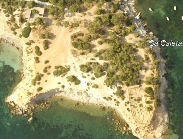 Península de sa Caleta. A la part esquerra, la zona on s'ubicava la zona militar. A la punta més meridional, les restes del poblat fenici. Foto: Google Maps. 