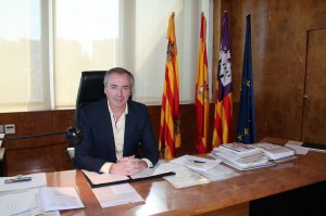 El president del Consell Insular d'Eivissa, Vicent Serra, al seu despatx. Foto: Consell Insular d'Eivissa.