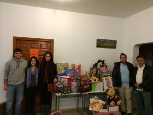 Los responsables de NNGG Santa Eulària y la Casa de Perú, junto a los juguetes.