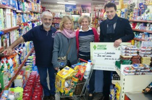 Nuria ha gastado donado 300 euros en el supermercado Can Funoy en productos de alimentación que ha donado a Caritas.