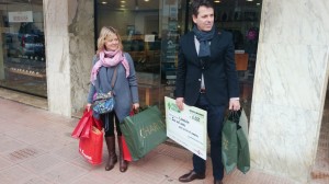 La ganadora del premio sale de la zapatería Charol cargada de bolsas.