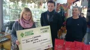 Nuria Barberá, con el cheque por valor de 6.000 euros para un día de compras. Fotos: C. V. 