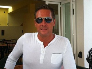 Extremadamente moreno y posando con una ajustada camiseta blanca, así se ha mostrado Heinz-Christian Strache en su mensaje de anhelo por el verano ibicenco.  Foto: Facebook Heinz-Christian Strache