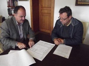 A la fotografia, l'alcalde Vicent Marí juntament amb el president del Sindicato Agrícola de Santa Eulària, Antoni Ferrer, durant la signatura del conveni de col·laboració.