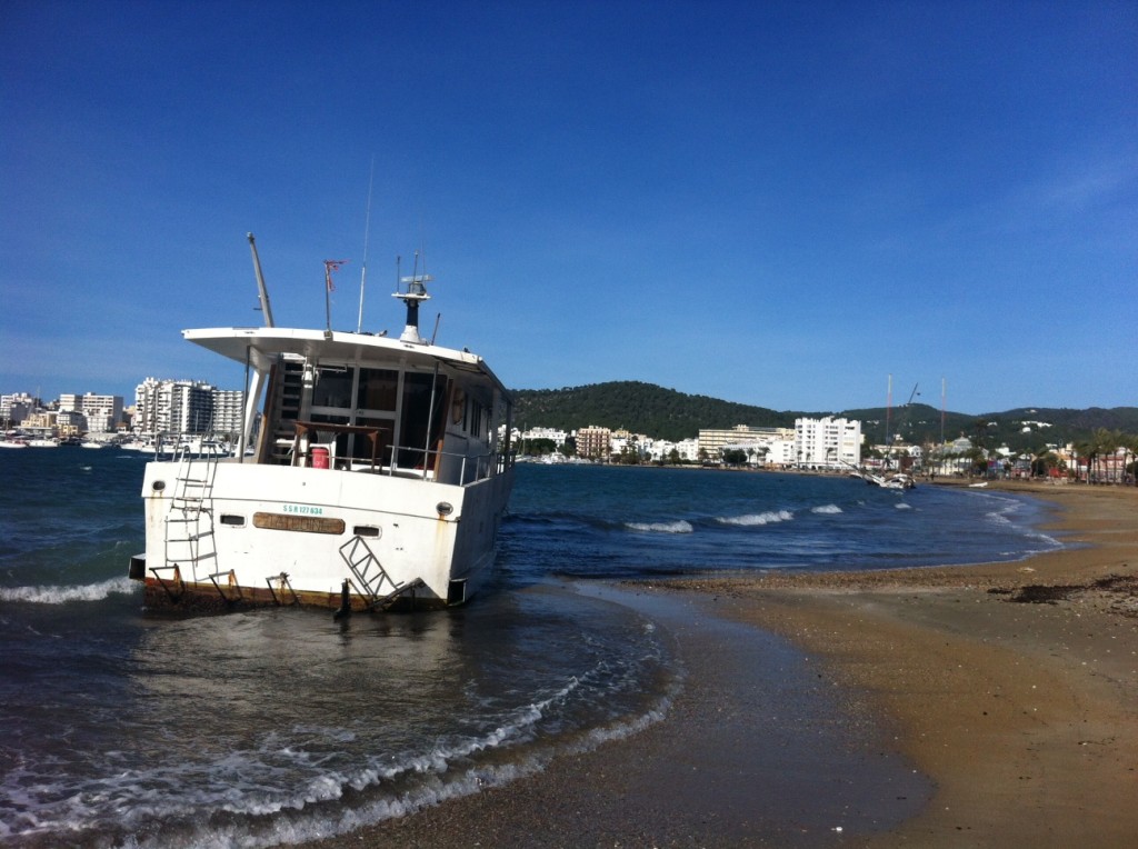 El yate embarrancado en la playa de s'Arenal. Foto: D.V.