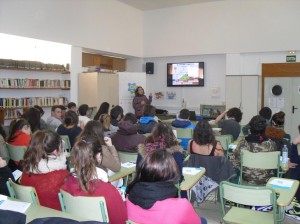 Un momento de la conferencia celebrada en el IES S'Algarb