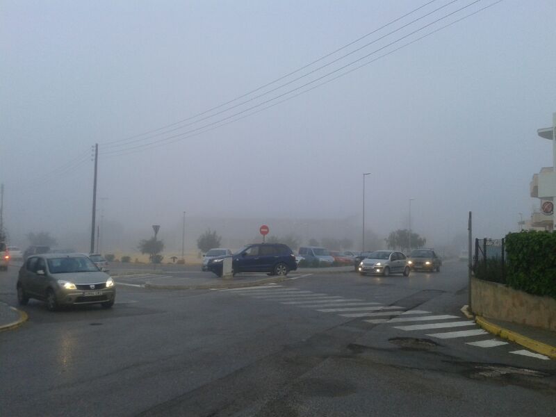 Circuación complicada en la carretera de Sant Antoni a la altura de ses PaÏsses. Foto: Guillermo Tur.