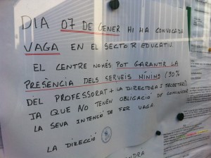 Cartel informando de la huelga en el panel de anuncios del CEIP Sa Graduada. 