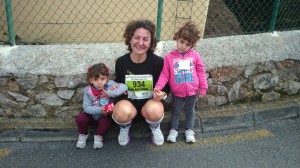 Ana Bella Castaño, ganadora de la categoría femenina, posa con sus dos hijas.