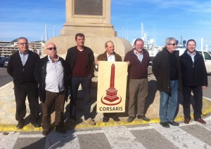 Imagen de varios miembros de Corsaris Democràtics, junto al logotipo de la formación. Foto: D.V.