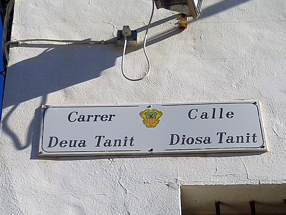 Cartell del carrer de la 'Deua' Tànit. Foto: Guillem Tur.